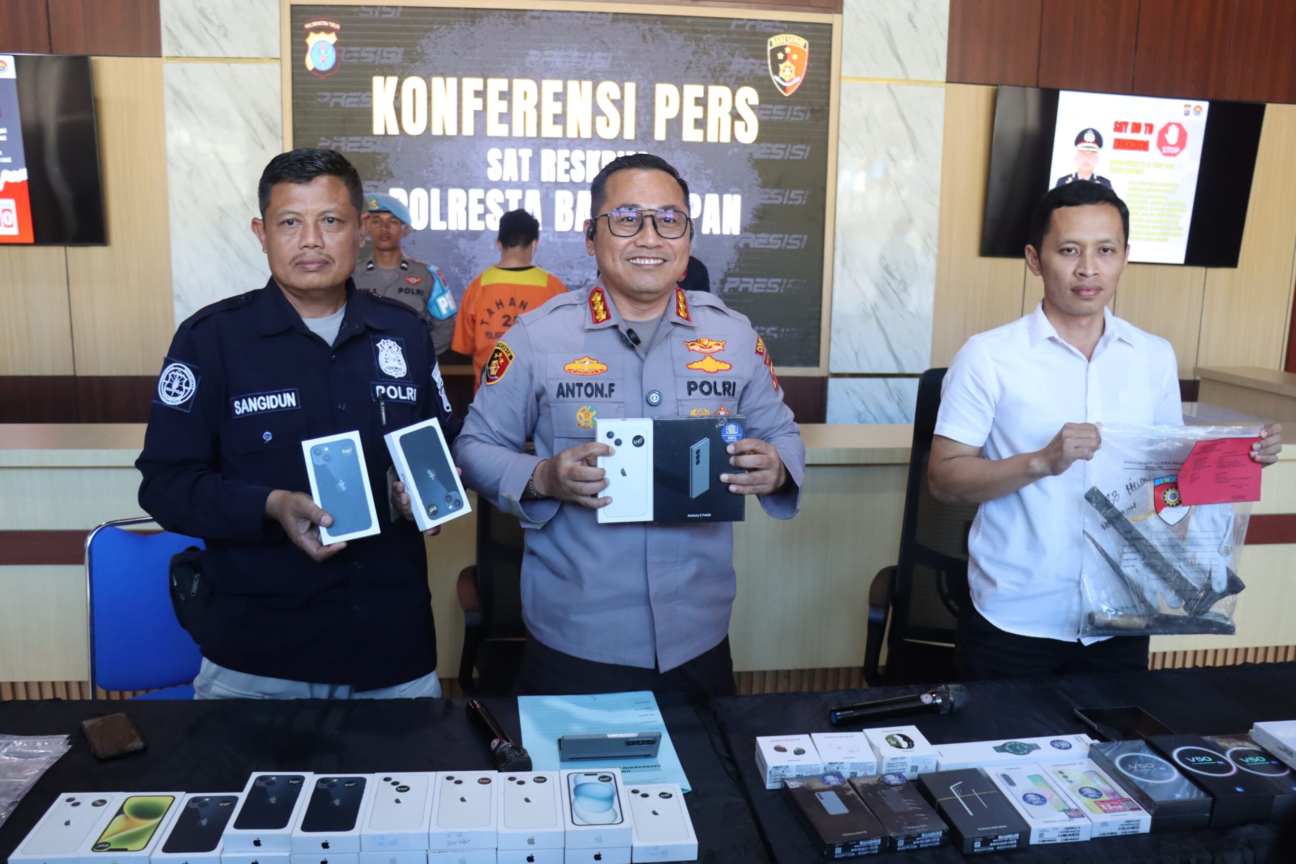 Pelaku dan barang bukti HP yang diamankan Polresta Balikpapan / IST