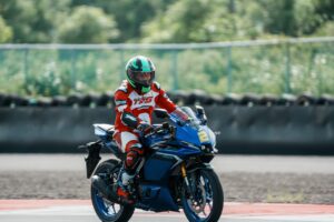 Yamaha R25 2025 hadir dengan sederet upgrade
