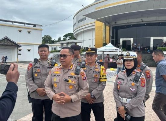 Kapolresta Balikpapan Kombes Pol Anton Firmanto turun langsung memantau pelaksanaan pengamanan di sejumlah gereja sejak Kamis Putih hingga puncak ibadah Jumat Agung. / IST