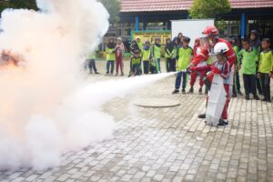 PT Kilang Pertamina Internasional (KPI) Unit Balikpapan menggelar edukasi seru bareng ratusan murid SDN 013 Penajam.