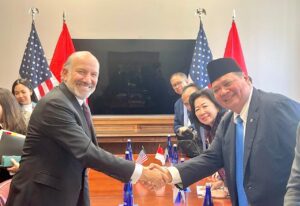 Menko Airlangga dan Delegasi RI pada hari Kamis (17/04) bertemu secara langsung dengan Ambassador Jamieson Greer (USTR) dan Howard Lutnick (Secretary of Commerce AS), dua orang Menteri di AS yang langsung bertanggungjawab dan menangani kebijakan tarif AS / Kemenko Perekonomian