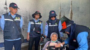 Petugas haji mengecek kondisi kesehatan jemaah setibanya di Bandara Madinah, Arab Saudi / Kemenag