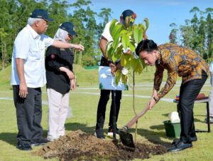 Wakil Presiden (Wapres) Gibran Rakabuming Raka menanam Pohon Ulin di Plaza Bhinneka Tunggal Ika, Kamis (29/5). ' Setwapres