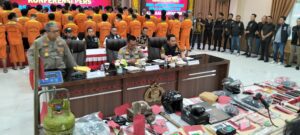 Tersangka dan barang bukti yang diamankan Polda Kaltim dalam Operasi Pekat Mahakam II Tahun 2025