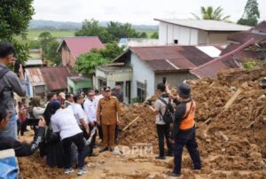 Wakil Gubernur Kaltim, Seno Aji, disela-sela meninjau lokasi longsor pada Rabu, 14 Mei 2025.