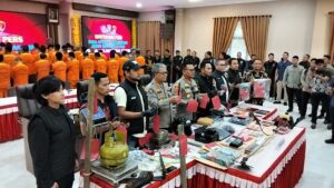ersangka dan barang bukti yang diamankan Polda Kaltim dalam Operasi Pekat Mahakam II Tahun 2025 / Foto : Samsul