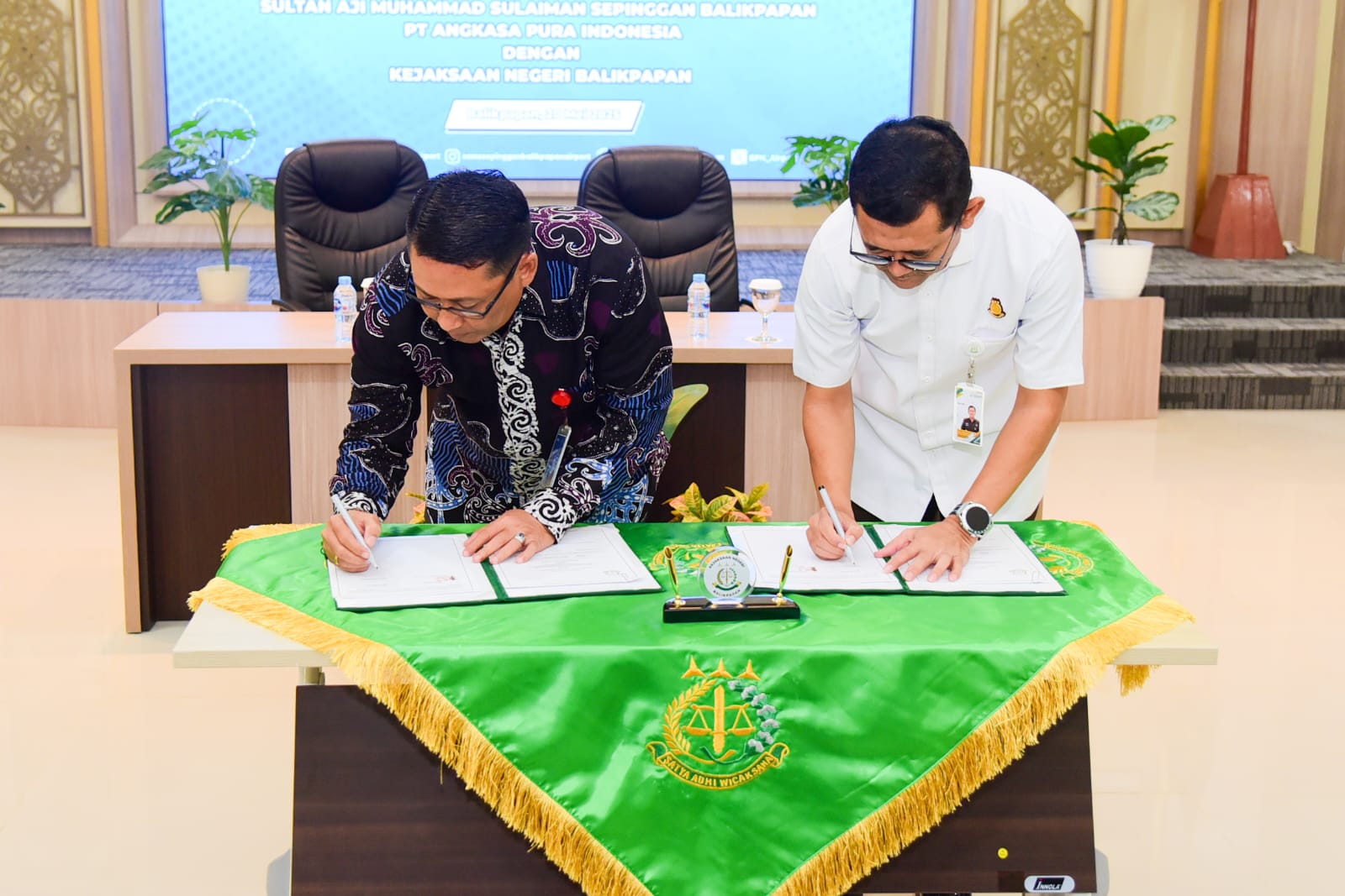 Bandara SAMS Sepinggan dan Kejari Balikpapan resmi meneken nota kesepahaman (MoU) di bidang hukum perdata dan tata usaha negara, Senin (19/5/25), di Ruang Rapat Kejari Balikpapan.