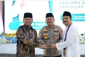 Tingkat Kemiskinan Kaltim Capai 5,78 Persen, Pengangguran 5,75 persen SAMARINDA, Inibalikpapan.com — Gubernur Kaltim Rudy Mas’ud menyebut warganya masih kesulitan hidup layak. Meski tingkat kemiskinan di Kaltim tercatat di bawah rata-rata nasional. Demikian disampaikan Gubernur dalam Dialog bersama Menteri Sosial RI Saifullah Yusuf di Gedung Olah Bebaya, Kompleks Rumah Jabatan Gubernur Kaltim, Sabtu (10/5/2025) Menurut Gubernur, tantangan geografis dan keterisolasian wilayah disebut sebagai faktor utama yang menghambat penurunan angka kemiskinan dan pengangguran. “Secara angka memang di bawah nasional, tapi kondisi di lapangan jauh lebih kompleks. Tingkat kemiskinan kami 5,78 persen. Tapi realitanya, warga kami masih miskin, Pak Menteri,” ujarnya Angka kemiskinan nasional tahun 2024 berada di angka 8,57 persen dengan jumlah penduduk miskin sekitar 24,06 juta jiwa. Namun, Gubernur menegaskan, angka statistik tak sepenuhnya mencerminkan beban keseharian masyarakat Kaltim, khususnya mereka yang tinggal di wilayah terpencil, pedalaman, dan perbatasan. “Di Mahakam Ulu, harga semen bisa mencapai Rp800 ribu per sak. BBM meskipun harga nasional, tetap tidak terjangkau, hampir Rp30 ribu per liter. Ini bukan sekadar soal angka, tapi realitas hidup sehari-hari,” ujarnya. Selain kemiskinan, pengangguran terbuka di Kaltim juga masih tinggi, yakni sebesar 5,75 persen. Ketiadaan infrastruktur dasar seperti jalan dan listrik memperparah kondisi ini. Dari total 1.038 desa dan kelurahan di Kaltim, masih ada yang belum tersambung listrik. “Kondisi ini memperburuk mobilitas ekonomi dan akses layanan dasar,” kata Gubernur Untuk itu, Pemprov Kaltim menggelar program unggulan seperti Gratispol (gratis pendidikan dan kesehatan) dan Jospol (jaring sosial politik) sebagai upaya intervensi langsung terhadap penyebab struktural kemiskinan. Gubernur bahkan menyebut optimis, jika program ini berjalan efektif, Kaltim bisa sejajar dengan negara tetangga seperti Malaysia dan Brunei. Menteri Sosial Saifullah Yusuf, yang akrab disapa Gus Ipul, mengapresiasi kebijakan Gubernur yang dinilai sejalan dengan Asta Cita Presiden Prabowo Subianto. “Program Bapak Gubernur sangat keren. Beliau paham betul peta masalah Kaltim dan tahu cara menyambungkan dengan program nasional,” ujar Gus Ipul. Ia juga menekankan pentingnya peran pilar-pilar sosial seperti Pekerja Sosial Masyarakat (PSM), TKSK, dan LKS untuk meningkatkan koordinasi dan memastikan bantuan sosial tepat sasaran melalui pemutakhiran Data Tunggal Sosial Ekonomi Nasional (DTSEN). Data Kemensos, sebanyak 115.874 keluarga penerima manfaat (KPM) di Kaltim mendapatkan alokasi bansos sebesar Rp403,833 miliar, terdiri dari program sembako (Rp213,254 miliar), PKH (Rp185,763 miliar), dan bantuan untuk anak yatim piatu (Rp4,815 miliar). Namun, di balik besarnya anggaran bantuan, tantangan di akar rumput tetap menjadi pekerjaan rumah utama. “Selama akses masih mahal dan wilayah belum terhubung, angka kemiskinan bisa menipu,” pungkas Gubernur. / Pemprov Kaltim Gubernur Kaltim Rudy Mas’ud, Kapolda Kaltim Irjen Pol. Endar Priantoro dan Menteri Sosial, Saifullah Yusuf / Pemprov Kaltim