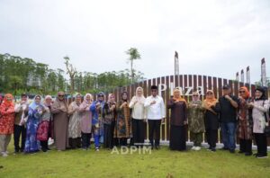 Foto bersama - Gubernur Kaltim Rudy Mas’ud, Ketua TP PKK Kaltim Sarifah Suraidah, Menteri Pemberdayaan Perempuan dan Perlindungan Anak (PPPA) Arifatul Choiri Fauzi, Gubernur Jawa Timur Khofifah Indar Parawansa dan Kepala Otorita IKN Basuki Hadimoeljono di Plaza Bhinneka Tunggal Ika, lokasi titik nol pembangunan IKN / Pemprov Kaltim