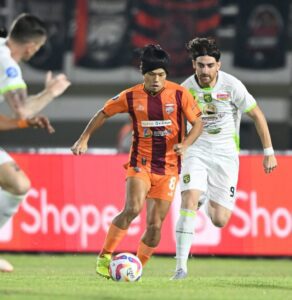 Pertandingan antara Borneo FC vs Persebaya Surabaya di Stadion Segori Samarinda, Minggu 18 Mei 2025, berakhir imbang 1-1 / IG Borneo FC