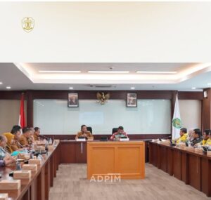 Wakil Bupati Katingan, Firdaus, dan anggota DPRD di ruang rapat Tepian II, Kantor Gubernur Kaltim, Senin 19 Mei 2025. / Pemprov Kaltim