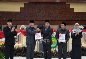 Opini WTP diserahkan langsung oleh Staf Ahli BPK RI Bidang Keuangan Pemerintah Pusat Ahmad Adib Susilo kepada Wakil Gubernur Kaltim Seno Aji dan Ketua DPRD Kaltim Hasanuddin Mas'ud, dalam Rapat Paripurna ke-14 DPRD Kaltim, Jumat (23/5/2025).