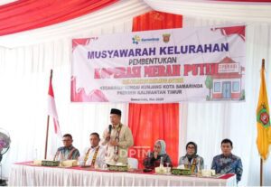 Wakil Menteri Koperasi dan UKM RI Ferry Juliantono bersama Wakil Gubernur Kaltim Seno Aji meninjau langsung pelaksanaan Musyawarah Kelurahan (Muskel) Pembentukan Koperasi Merah Putih di Kelurahan Karang Anyar, Kecamatan Sungai Kunjang, Kota Samarinda / Pemprov Kaltim