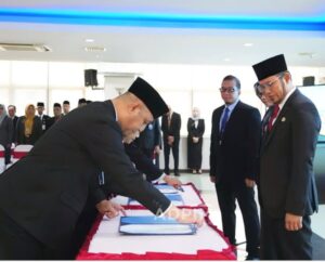 Gubernur Kaltim saat melantik dan mengambil sumpah/janji 14 Pegawai Negeri Sipil (PNS) yang diangkat ke dalam jabatan fungsional, dalam upacara resmi di Ruang Bina Bangsa, Badan Kesbangpol Kaltim, Senin (26/5). / Pemprov Kaltin