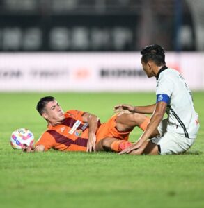 Gelandang serang Borneo FC Mariano Pera;ta dan kapten Persija Jakarta Rizky Ridho / twitter Borneo FC