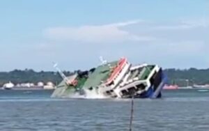 Kapal Feri Mukhlisa yang melayani rute penyeberangan Balikpapan–Penajam Paser Utara (PPU) karam dan tenggelam di di Teluk Balikpapan pada Senin (5/5/2025) siang. (Foto: Tangkapan Layar Video Amatir)