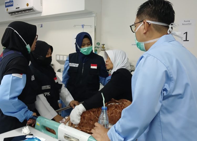 Klinik Kesehatan Haji Indonesia (KKHI) Madinah melakukan penanganan terhadap jemaah haji / Kemenkes