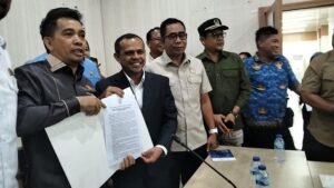 Executive General Manager PT Pertamina Patra Niaga Regional Kalimantan Alexandre Susilo dan Ketua DPRD Balikpapan Alwi Al Qodri dalam Rapat Dengar Pendapat Umum (RDPU) yang berlangsung Selasa (20/5/2025) (Foto: Samsul/Inibalikpapan.com)