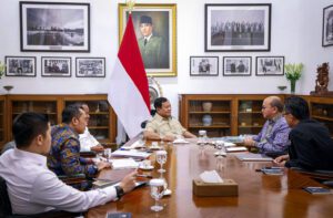 Presiden Prabowo Subianto menggelar pertemuan bersama sejumlah jajaran menteri Kabinet Merah Putih di Istana Merdeka, Jakarta, pada Selasa, 20 Mei 2025. (Foto: BPMI Setpres)