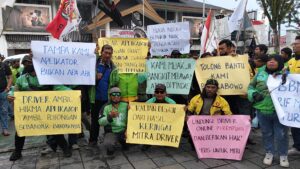 Aksi damai para ojol di Balikpapan saat menyuarakan tuntutan di depan Balai Kota. (Foto:Syamsul/Inibalikpapan.com)