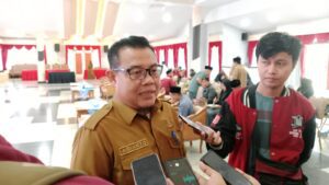 Kepala Dinas Pemberdayaan Masyarakat dan Desa (DPMD) Kutai Kartanegara, Arianto, menghadiri pelantikan Penjabat (Pj) Kepala Desa Long Beleh Modang Kecamatan Kembang Janggut dan 12 anggota Badan Permusyawaratan Desa (BPD) Pergantian Antar Waktu (PAW)