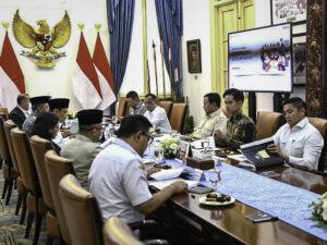 Presiden Prabowo Subianto memimpin rapat terbatas bersama Wakil Presiden Gibran Rakabuming dan sejumlah jajaran Kabinet Merah Putih di Istana Merdeka, Jakarta, pada Rabu, 30 April 2025, guna membahas persiapan pelaksanaan program Sekolah Rakyat / Setpres