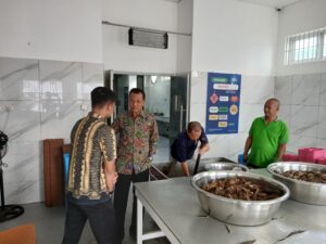 Kalapas, Edy Susetyo, turun langsung meninjau Dapur Sehat Astakubrata, Jumat pagi (30/5/2025). Foto: Ist
