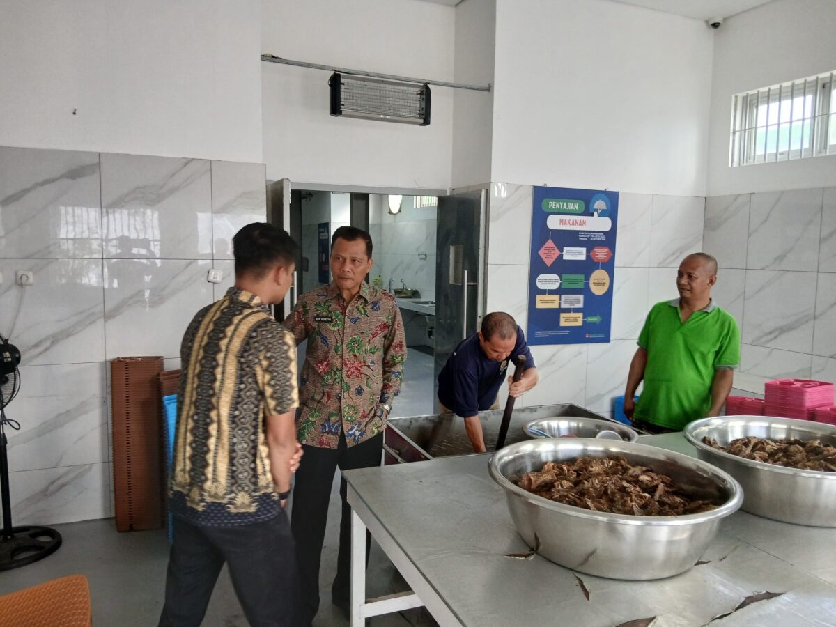 Kalapas, Edy Susetyo, turun langsung meninjau Dapur Sehat Astakubrata, Jumat pagi (30/5/2025). Foto: Ist