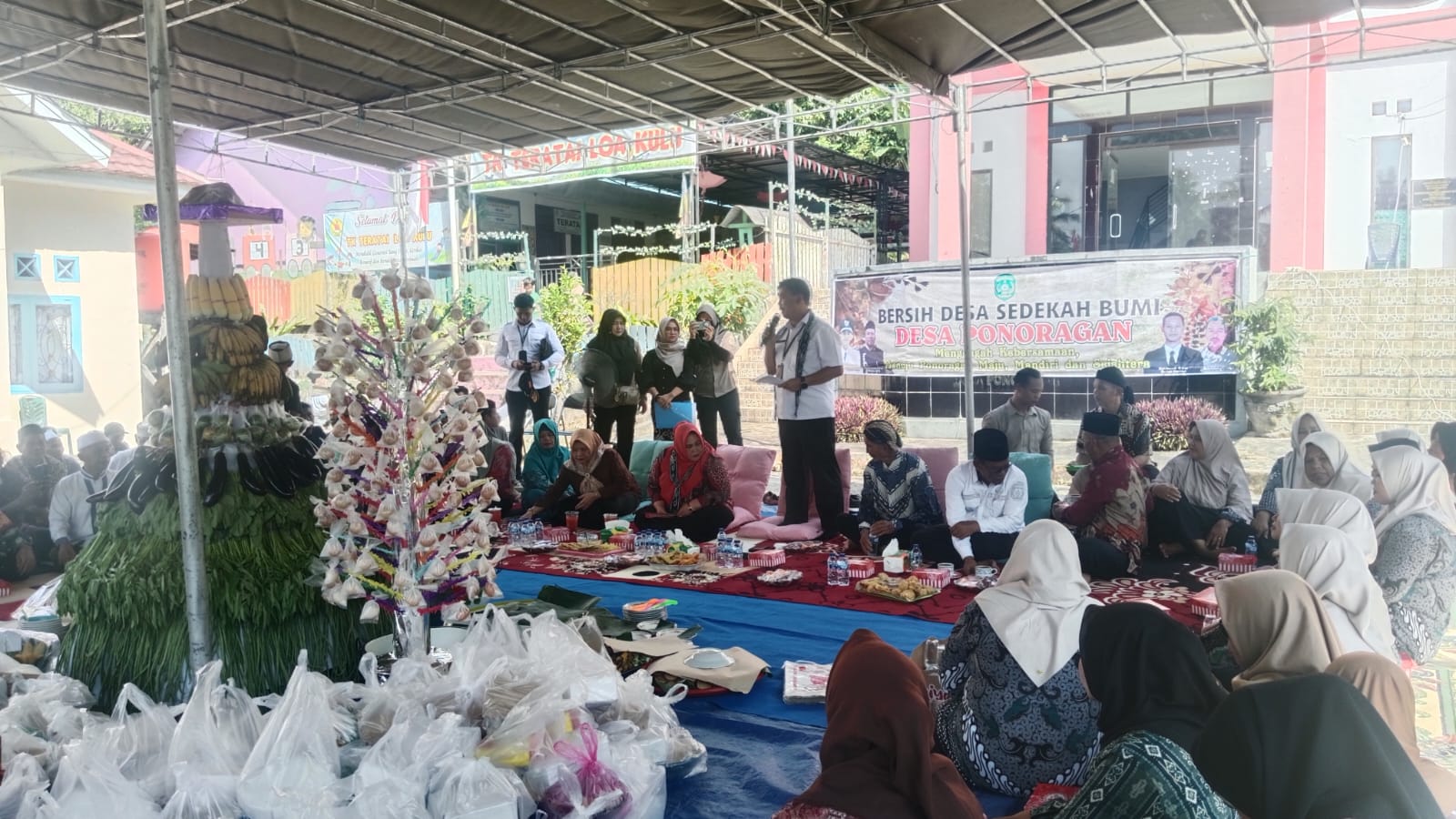 Peletakkan batu pertama pembangunan Gedung Pendidikan Anak Usia Dini (PAUD) dan tradisi sedekah bumi di Desa Ponoragan, Rabu (28/5).
