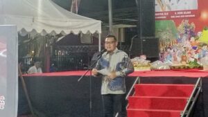 Plt Kepala Dinas Pariwisata Kukar, Arianto, resmi menutup rangkaian acara HUT Mahulu ke-55