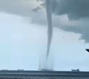 Watetspout di perairan Teluk Balikpapan. (Tangkapan Layar/Instagram @balikpapances)