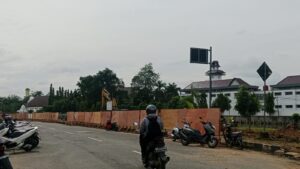 Proses pembangunan taman RTH di tepi Sungai Mahakam di jalan S. Parman