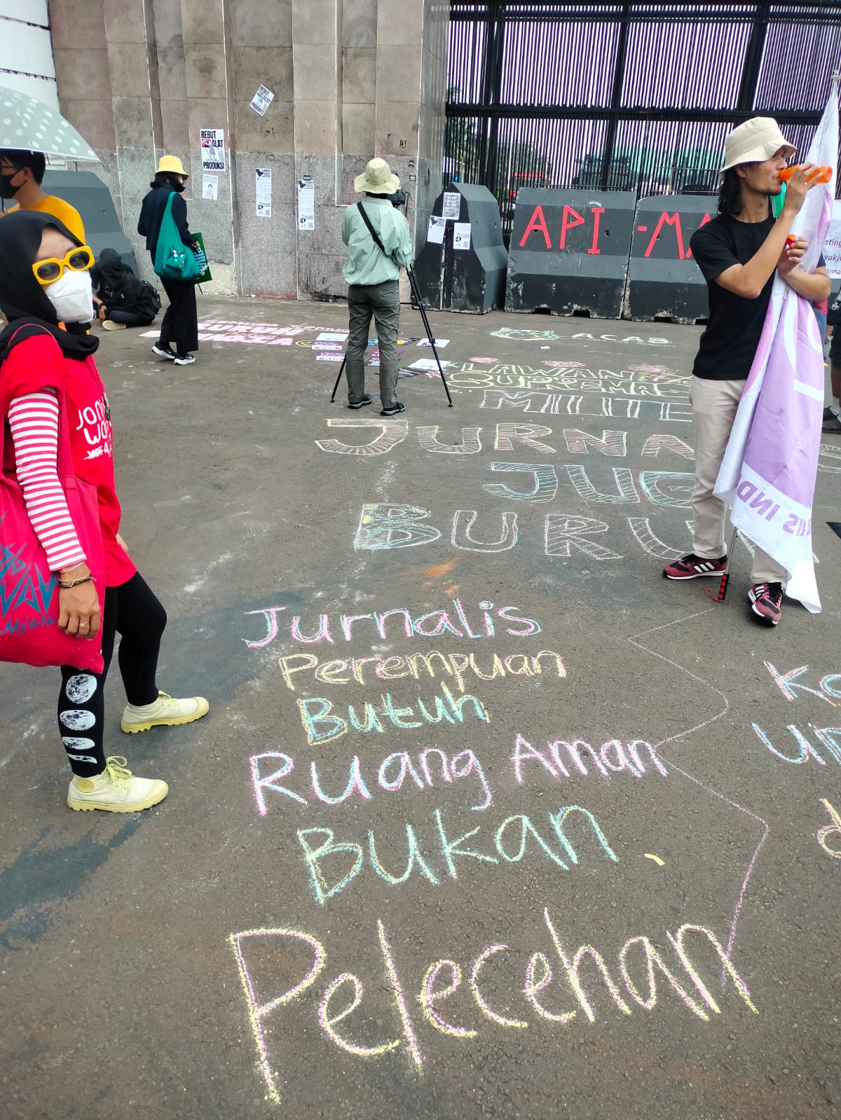 AJI Indonesia dan AJI Jakarta melakukan aksi di depan gedung DPR RI / AJI Jakarta