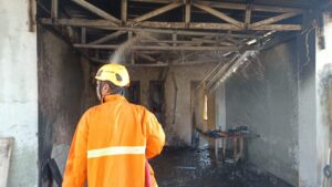 Satu rumah di Jalan Persatuan RT 47 No. 34, Kelurahan Manggar Baru, Kecamatan Balikpapan Timur ludes terbakar pada Minggu (4/5/2025) siang tadi.