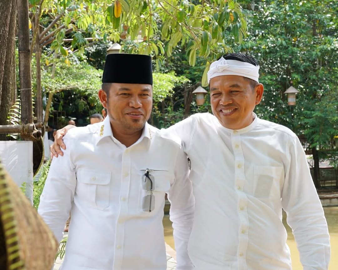 Keakraban Gubernur Kaltim Rudy Mas’ud, Gubernur Jabar Dedi Mulyadi di Lembur Pakuan, Desa Sukasari, Kabupaten Subang, pada Sabtu (4/5/2025). / Pemprov Kaltim