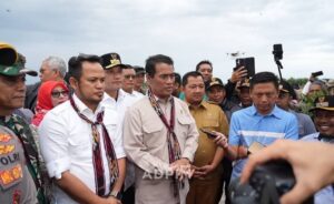 Gubernur Kaltim Rudy Mas’ud saat mendampingi Menteri Pertanian Andi Amran Sulaiman dalam kunjungan kerja ke Desa Gunung Mulia, Kecamatan Babulu, Kabupaten Penajam Paser Utara (PPU), Jumat (9/5/2025).