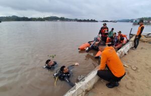 Tim SAR gabungan melakukan pencarian, namun korban belum ditemukan