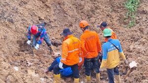 Enam warga dilaporkan tertimbun material longsor di Jalan Gunung Lingai, Gang Bina Baru, Kelurahan Gunung Lingai, Kecamatan Sungai Pinang, Samarinda Senin (12/5/2025) siang