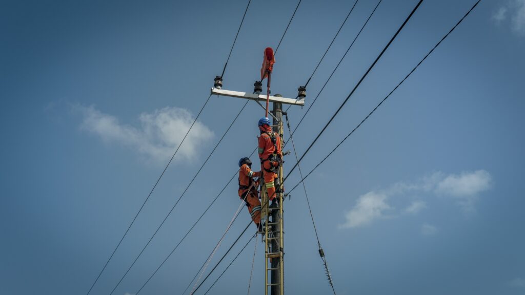 Petugas PLN sedang memperbaiki jaringan listrik / PLN