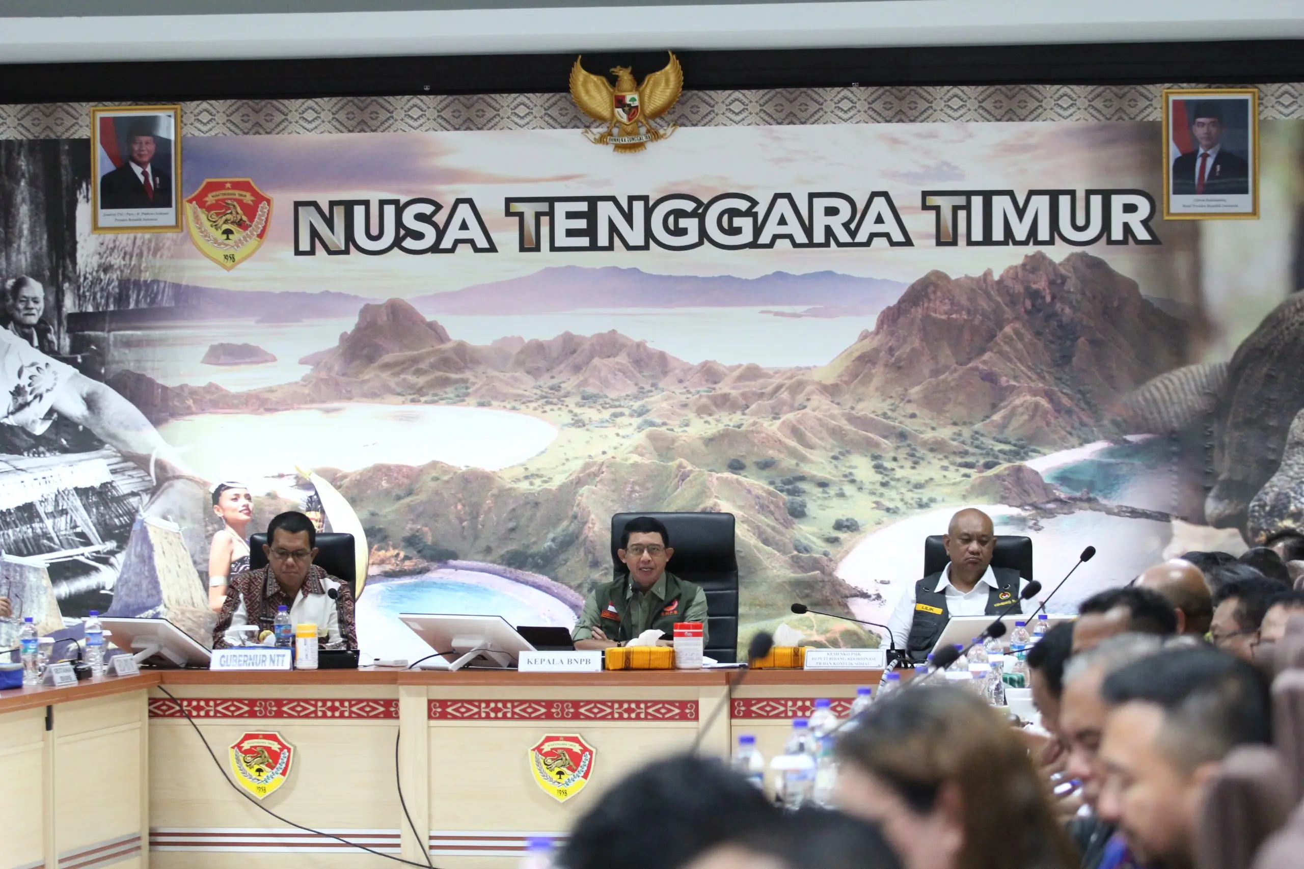 BNPB bersama Kementerian Koordinator Bidang PMK, Gubernur NTT, Bupati Flores Timur, lintas kementerian dan unsur perangkat daerah lainnya menggelar rapat koordinasi lanjutan penanganan erupsi Gunung Lewotobi Laki-Laki (BNPB)