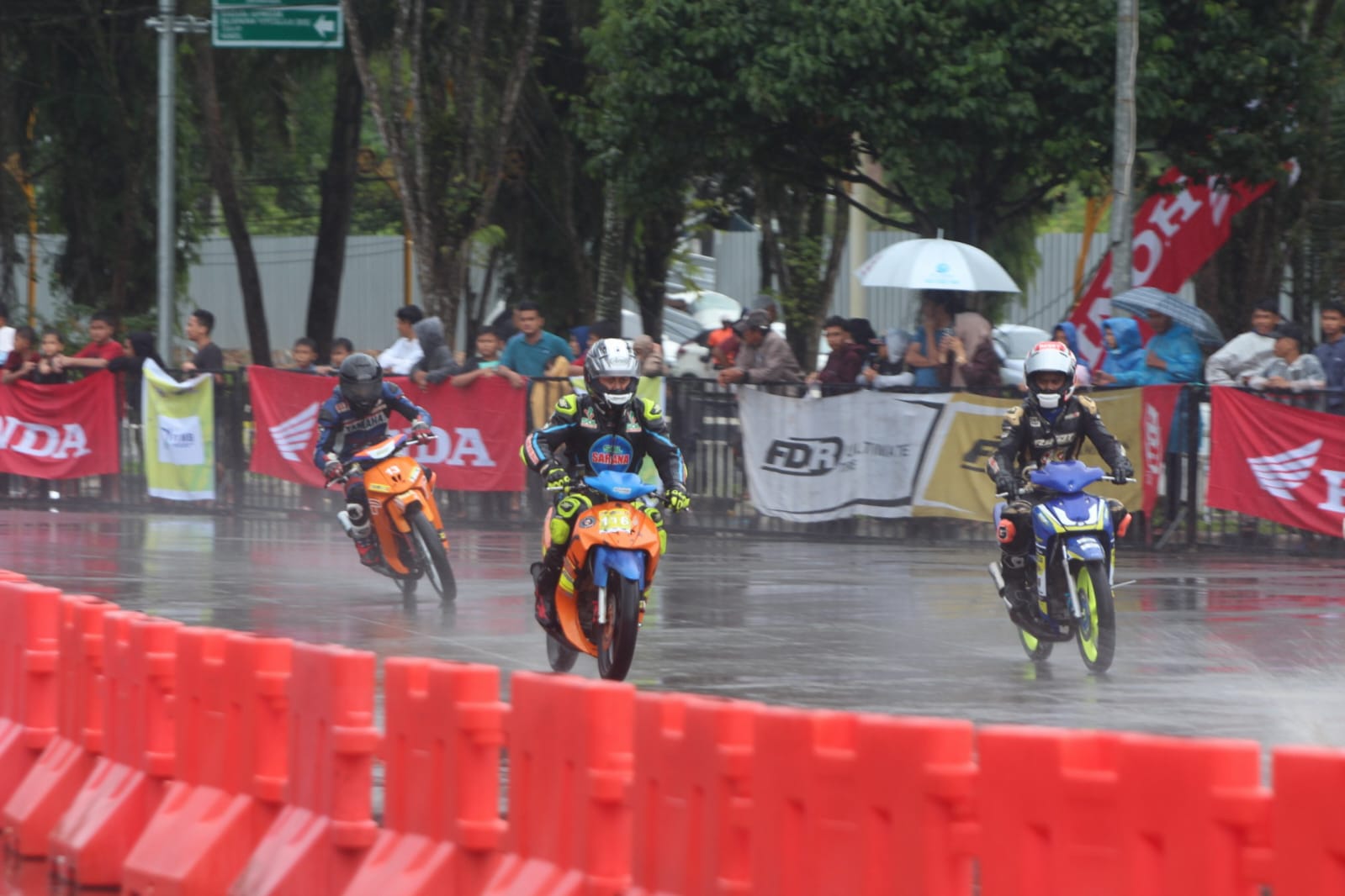 . Putaran ke-3 Kejuaraan Provinsi (Kejurprov) Balap Motor Kaltim 2025 yang digelar di Sirkuit Non-Permanen Manen, kawasan GRIS, mencetak rekor jumlah peserta terbanyak dengan 413 starter