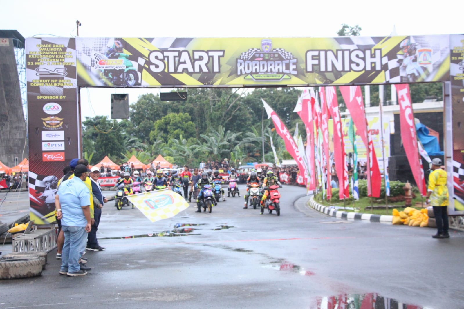 Putaran ke-3 Kejuaraan Provinsi (Kejurprov) Balap Motor Kaltim 2025 yang digelar di Sirkuit Non-Permanen Manen, kawasan GRIS, mencetak rekor jumlah peserta terbanyak dengan 413 starter
