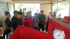 Bupati Kukar, Edi Damansyah, meresmikan pengaktifan kembali Bank Sampah Asri dengan membuka Rumah Sekretariat Bank Sampah Asri pada Rabu (7/5/25)