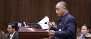 Agung Dodit Muliawan selaku Kepala Unit Kerja Hukum dan Kepatuhan Otorita IKN mewakili pemerintah memberikan keterangan pada sidang pengujian Undang-Undang Nomor 21 Tahun 2023 tentang IKN, Senin (19/05) di Ruang Sidang MK. / Humas MK/Ifa/)