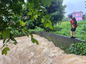 Cuaca hujan yang mengguyur Balikpapan sejak pagi juga memperburuk visibilitas dan memperlambat proses pencarian
