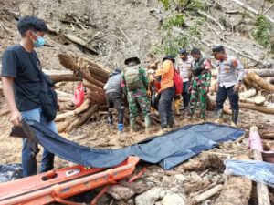 Bencana banjir bandang dan tanah longsor yang menerjang permukiman sementara para pendulang emas di Kampung Jim, Distrik Catubou, Kabupaten Pegunungan Arfak, Papua Barat / Kemensos