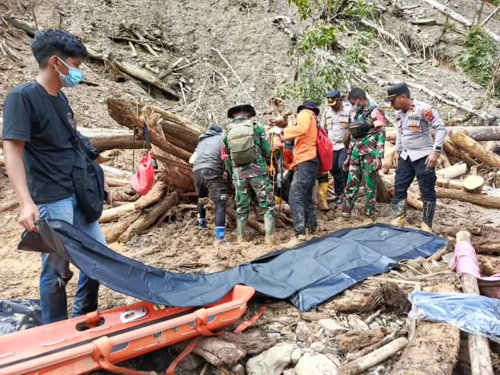 Bencana banjir bandang dan tanah longsor yang menerjang permukiman sementara para pendulang emas di Kampung Jim, Distrik Catubou, Kabupaten Pegunungan Arfak, Papua Barat / Kemensos