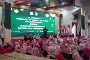 Ratusan anggota Majelis Taklim dan kelompok Sholawat Burdah dari berbagai penjuru Tenggarong dan Loa Kulu berkumpul dalam acara silaturahmi istimewa bersama Bupati Kukar