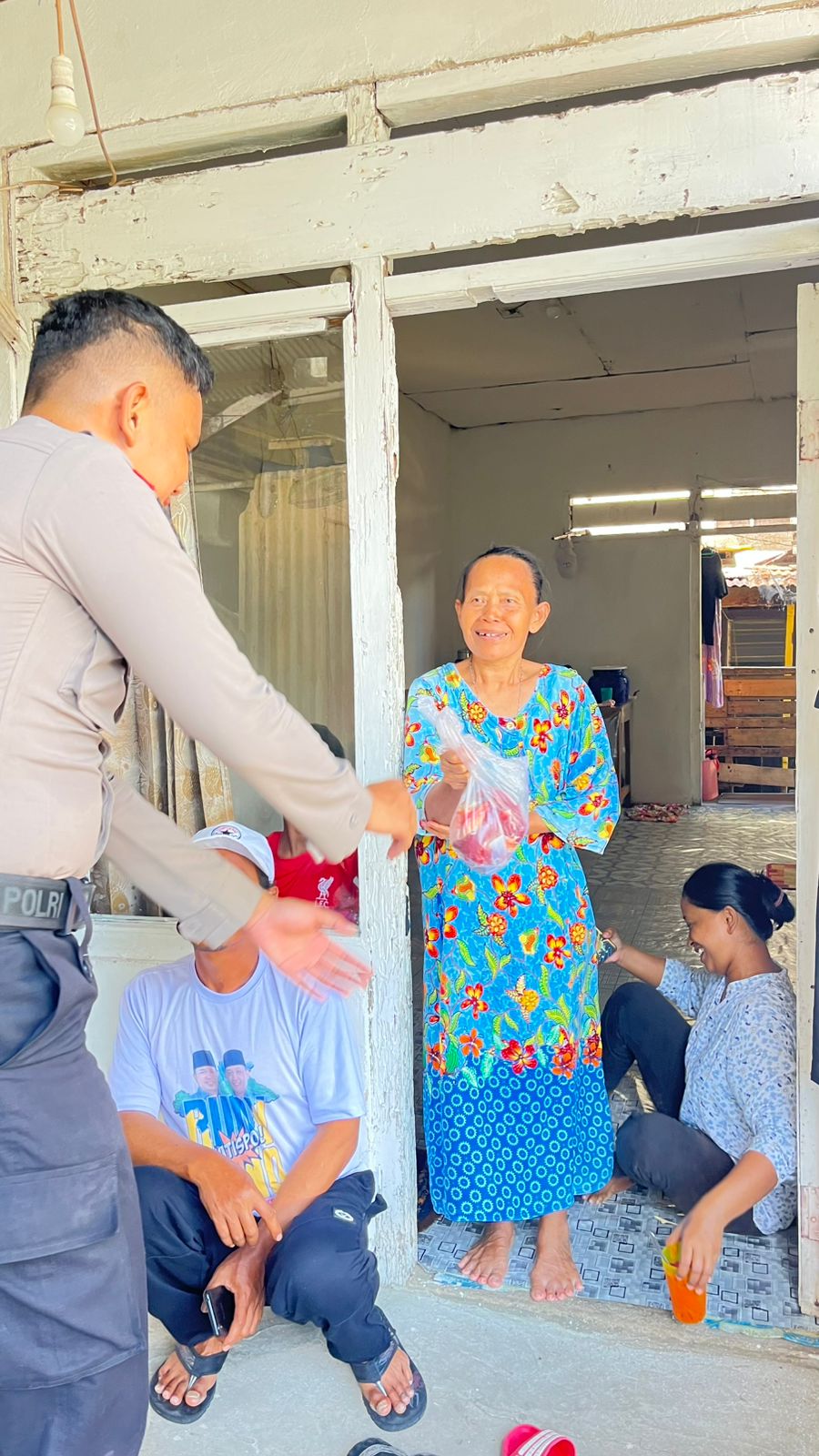 Bagikan 2.004 Paket Daging kepada Warga Prasejahtera