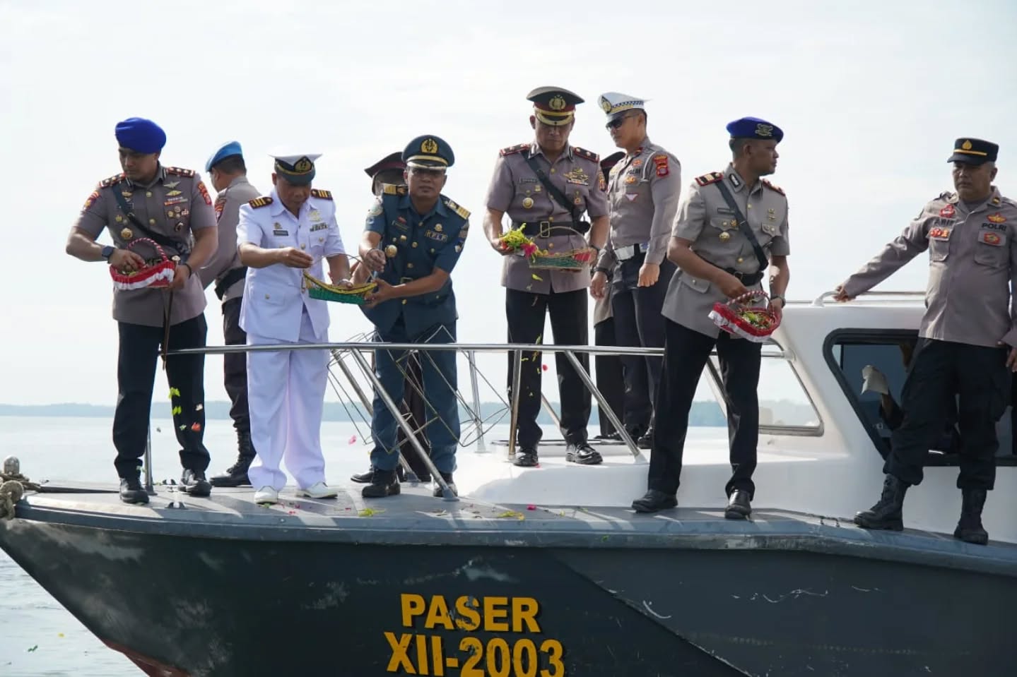 Kepolisian Resor (Polres) Paser menggelar upacara tabur bunga di wilayah perairan Pondong Baru, Senin (23/6/2025) / Polda Kaltim